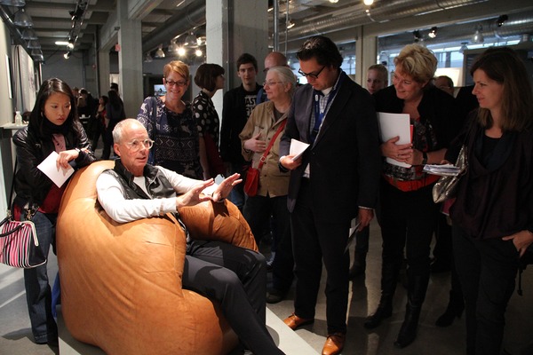 Gijs Bakker geeft een rondleiding op de Graduation Show, Design Academy Eindhoven. Foto: Kerianne Quick